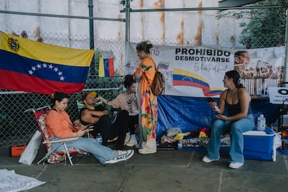 Daniel y Oswaldo durante una velada frente Naciones Unidas en Nueva York, bajo un techo, con tres sillas y una colchonetael 12 de agosto 2024.