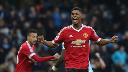 Marcus Rashford celebra el único gol del derbi de Manchester.