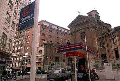 Fachada de la iglesia de San Marcos, en la calle del Maestro Guerrero. En primer plano, el cartel de la gasolinera.