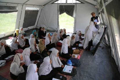 La falta de infraestructura, incluidos baños, instalaciones para el lavado de manos y agua potable segura, es una de las razones por las que las niñas a menudo no asisten a la escuela.