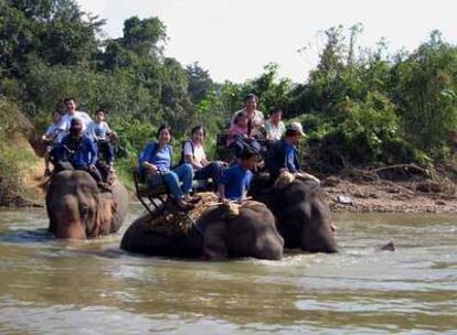 Una de las atracciones turísticas más solicitadas en Chiang Mai, al norte de Tailandia: una excursión a lomos de elefante atravesando el río y los bosques de teca.