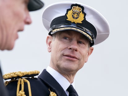 El príncipe Eduardo durante el Servicio de Dedicación del buque Auxiliar de la Flota Real, el Castillo RFA Stirling, en Leith, el 11 de abril de 2024.