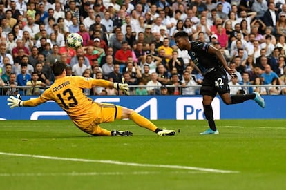 Bonaventure supera a Courtois para firmar el segundo gol del Brujas en el Bernabéu.