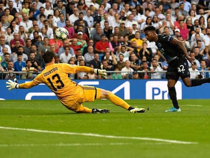 Bonaventure supera a Courtois para firmar el segundo gol del Brujas en el Bernabéu.