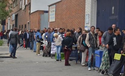 Algunas Familias de Vallecas hacen cola a la espera de alimentos.