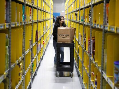 Empleada en un centro log&iacute;stico de Amazon en Asia