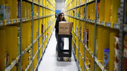 Empleada en un centro log&iacute;stico de Amazon en Asia