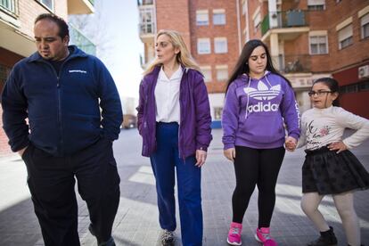 Mariano Jiménez y Amanda López con sus dos hijas. Él lee contadores de gas. Ella trabaja en la sección de perfumería de un supermercado, es la que empieza más temprano y la que acaba más tarde la jornada de la familia. No ha parado de trabajar desde los 13 años. "Mis hijas serán lo que quieran ser", asegura.