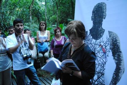 Piedad Bonnett lee sus poemas en el bosque, en una foto de archivo.