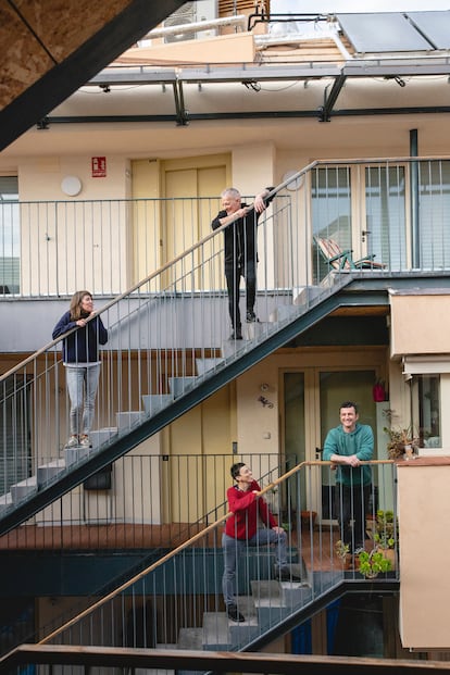 Los vecinos de la vivienda cooperativa Entrepatios en las escaleras que conectan los pisos.
