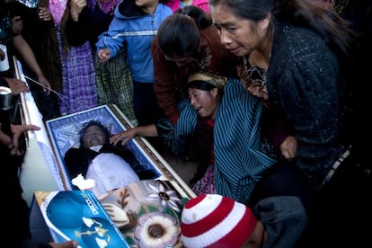 Familiares de Francisco Ordóñez, durante un servicio funeral masivo en Totonicapán, Guatemala. Ordóñez es una de las seis personas asesinadas en un tiroteo en octubre durante una protesta por los precios de energía eléctrica y la reforma educativa en una zona rural pobre del oeste de la capital.