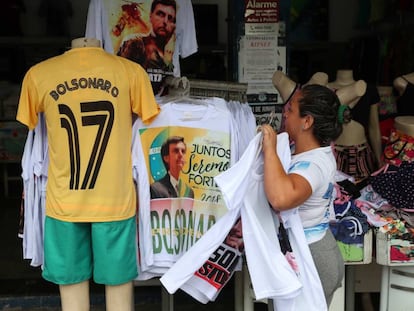 Uma loja no Rio de Janeiro vende camisetas em apoio a Jair Bolsonaro.