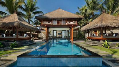 The Legian (Bali, Indonesia)

Solo por ver sus tres niveles de piscinas infinitas merece la pena. Si a esto le sumamos que está situado en una de las mejores franjas de la playa de Seminyak, definitivamente invertiríamos la loteria en visitarlo.