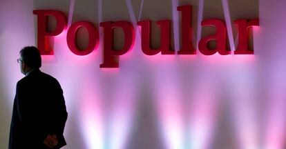 Un hombre ante un logo del Banco Popular en la presentación de resultado de la entidad