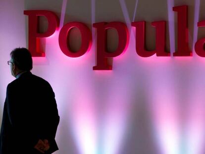 Un hombre ante un logo del Banco Popular en la presentación de resultado de la entidad