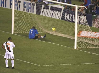 Romario contempla la pelota fuera de la portera tras fallar una clara ocasin.