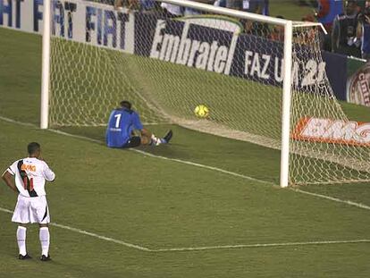 Romario contempla la pelota fuera de la portería tras fallar una clara ocasión.