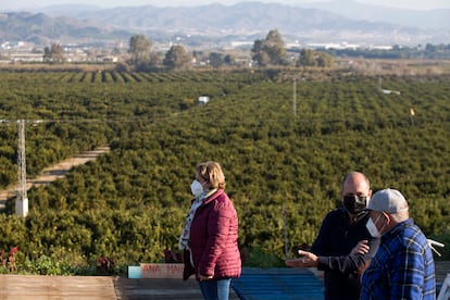 Varios vecinos junto a la vega de Mestanza, 