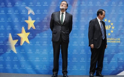 El presidente del Gobierno, Mariano Rajoy, y el presidente de la FEMP, Abel Caballero.