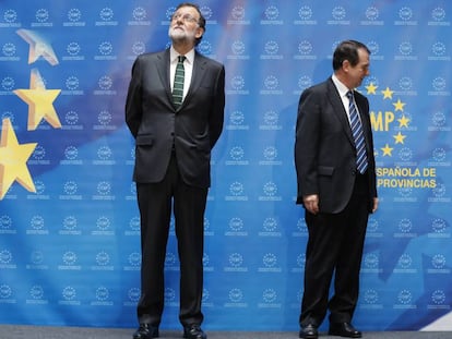 El presidente del Gobierno, Mariano Rajoy, y el presidente de la FEMP, Abel Caballero.