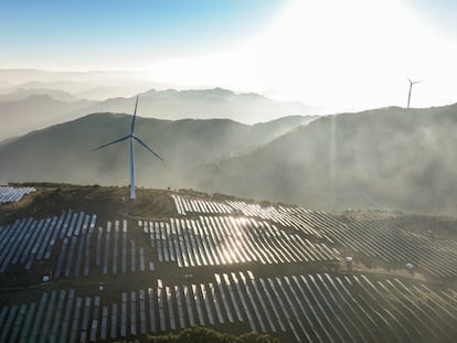 Aerogeneradores y paneles solares fotovoltaicos en la provincia china de Guizhou.