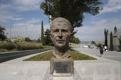Busto de Puskas en los jardines de la Ciudad Depotiva del Real Madrid.