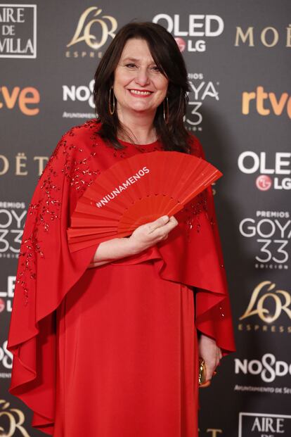Adelfa Calvo, intérprete ganadora del Goya a mejor actriz de reparto en 2018, también con el abanico frente a las cámaras. Si en EEUU la plataforma Time's Up es la encargada de aprovechar la visibilidad mediática de las alfombras rojas para reivindicaciones feministas, en España la réplica la ha tomado CIMA.