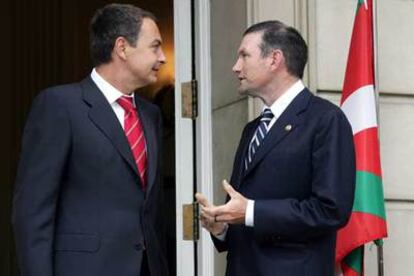 José Luis Rodríguez Zapatero y Juan José Ibarretxe, en el palacio de la Moncloa.