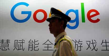 Una persona de seguridad junto a un logo de Google en un congreso en Shanghai. 