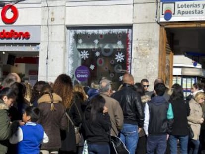 Colas en una administracion de loterias en la madrile&ntilde;a Plaza del Sol, &uacute;ltimo dia de venta de d&eacute;cimos para el sorteo Extraordinario de Navidad.