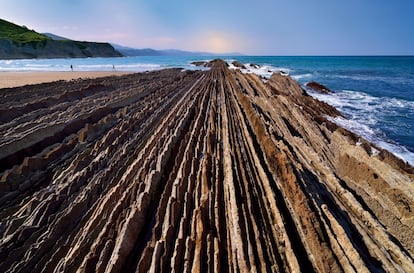 El arte, la moda y el espectáculo indómito de la naturaleza se dan la mano en dos localidades muy cercanas entre sí en la costa guipuzcoana: Getaria y Zumaia. En el primero de estos dos pueblos, muy popular por su pescado a la parrilla, se inauguró en 2011 el Geoparque de la Costa Vasca. <br><br> <i>Zumaia está a 37 minutos en coche o 47 en tren desde San Sebastián, y a 55 minutos en coche desde Bilbao</i>