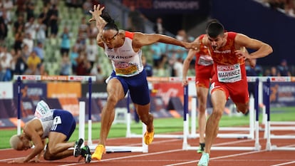 Asier Martínez se imipone por una milésima al francés Pascal Martinot-Lagarde en los 110m vallas.