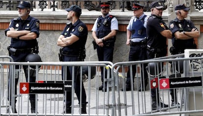 Policías nacionales y 'mossos' protegen la Delegación del Gobierno en Barcelona días antes del referéndum ilegal del 1-O.