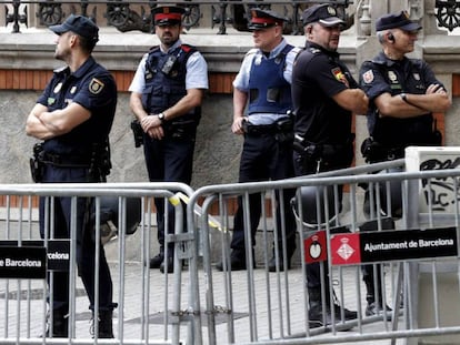 Policías nacionales y 'mossos' protegen la Delegación del Gobierno en Barcelona días antes del referéndum ilegal del 1-O.