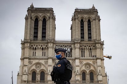 Un policía frente a la catedral de Notre Dame de París el 29 de octubre de 2020.