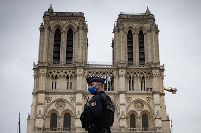 Um policial em frente à catedral de Notre-Dame de Paris, em 29 de outubro de 2020.