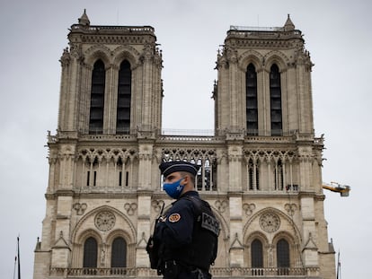 Um policial em frente à catedral de Notre-Dame de Paris, em 29 de outubro de 2020.
