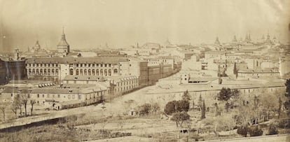 Vista de la calle de Atocha en 1857, con la antigua Facultad de Medicina en el centro, conectada por un ala con arquerías (hoy Conservatorio de Música) al Hospital (hoy Museo Reina Sofía, a la izquierda del todo).