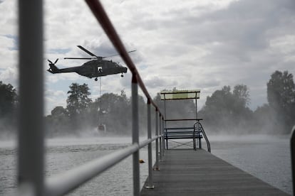 Un helicóptero del ejército alemán traslada un cubo de agua para extinguir un incendio forestal en el área de Alt Jabel en el este de Alemania. 