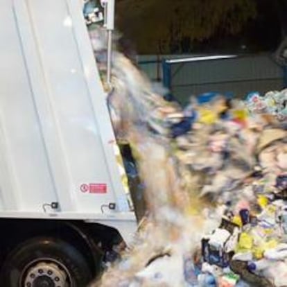 Un camión descarga emvases de plástico en la planta de residuos de Amorebieta (Vizcaya)