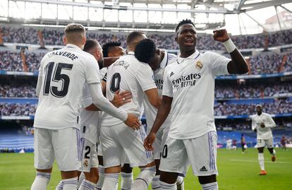 Benzema celebra el tanto con sus compañeros.