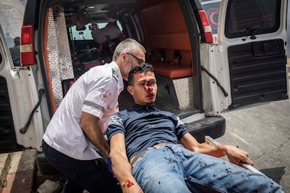 Un herido es trasladado en ambulancia en los alrededores de la mezquita de Al Aqsa, este lunes.