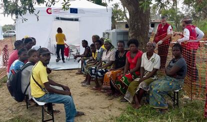 Varios pacientes esperan a ser atendidos en la unidad START en Mozambique.