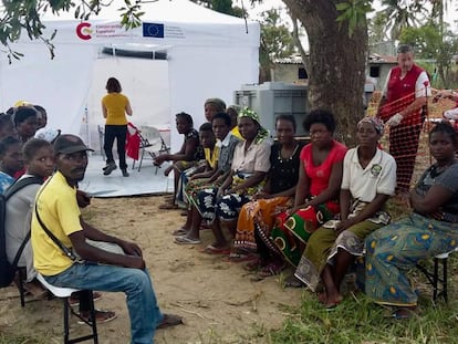 Varios pacientes esperan a ser atendidos en la unidad START en Mozambique.