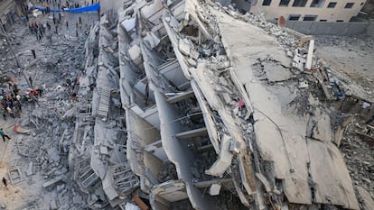 Escombros de un edificio destruido tras un ataque israelí en la ciudad de Gaza, este domingo. 