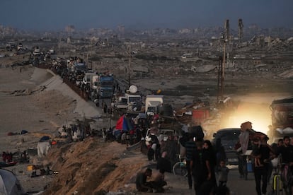Una multitud de personas huye de Ciudad de Gaza, el martes.