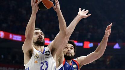 Sergio Llull (I) y Elijah Bryant durante el partido de la final de la Euroliga.