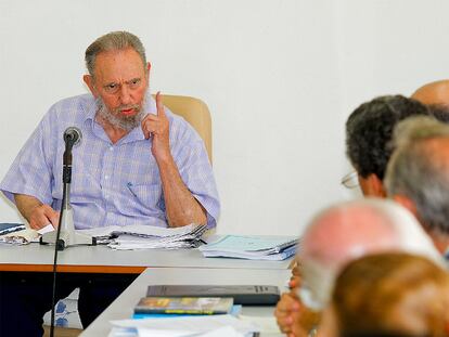 Fidel Castro reapareció de nuevo ayer para compartir un debate con los trabajadores del Centro de Investigaciones de la Economía Mundial de La Habana.