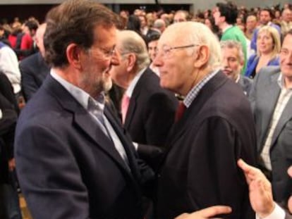 Rajoy saluda a José Manuel Romay Beccaría, en un mitin en Santiago en 2010.
