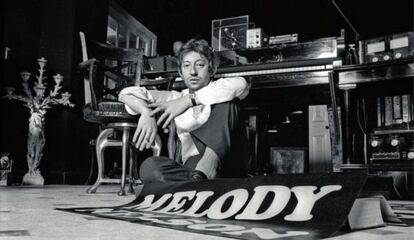 Serge Gainsbourg, fotografiado en su estudio de París durante la promoción de 'Histoire de Melody Nelson'.